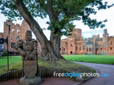 Wooden Knight In The Grounds Of Peckforton Castle Stock Photo