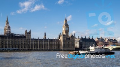 Working Boats In Front Of The Houses Of Parliament Stock Photo