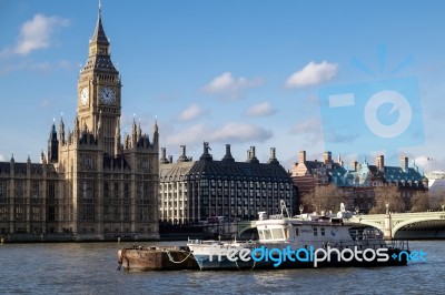 Working Boats In Front Of The Houses Of Parliament Stock Photo