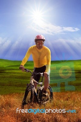 Young Man Wearing Yellow Bicycle Shirt  Riding Mountain Bike Mtb… Stock Photo