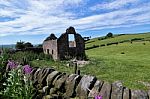 Ruined Farm Building In Derbyshire Countryside Stock Photo