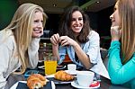 Three Young Friends Having Breakfast On A Morning Shopping In Th Stock Photo