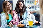 Three Young Friends Having Breakfast On A Morning Shopping In Th Stock Photo